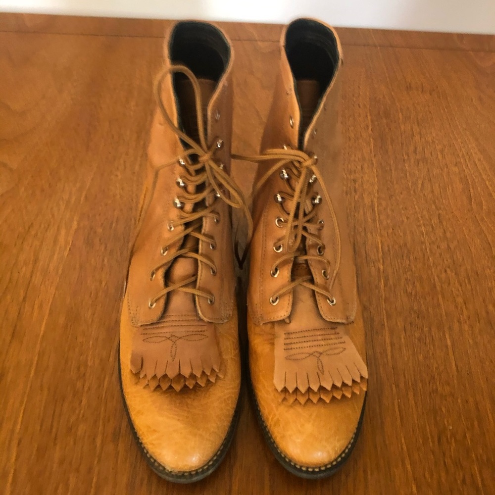 Like New Ariat Leather Lace Up Ankle Boots in Tan